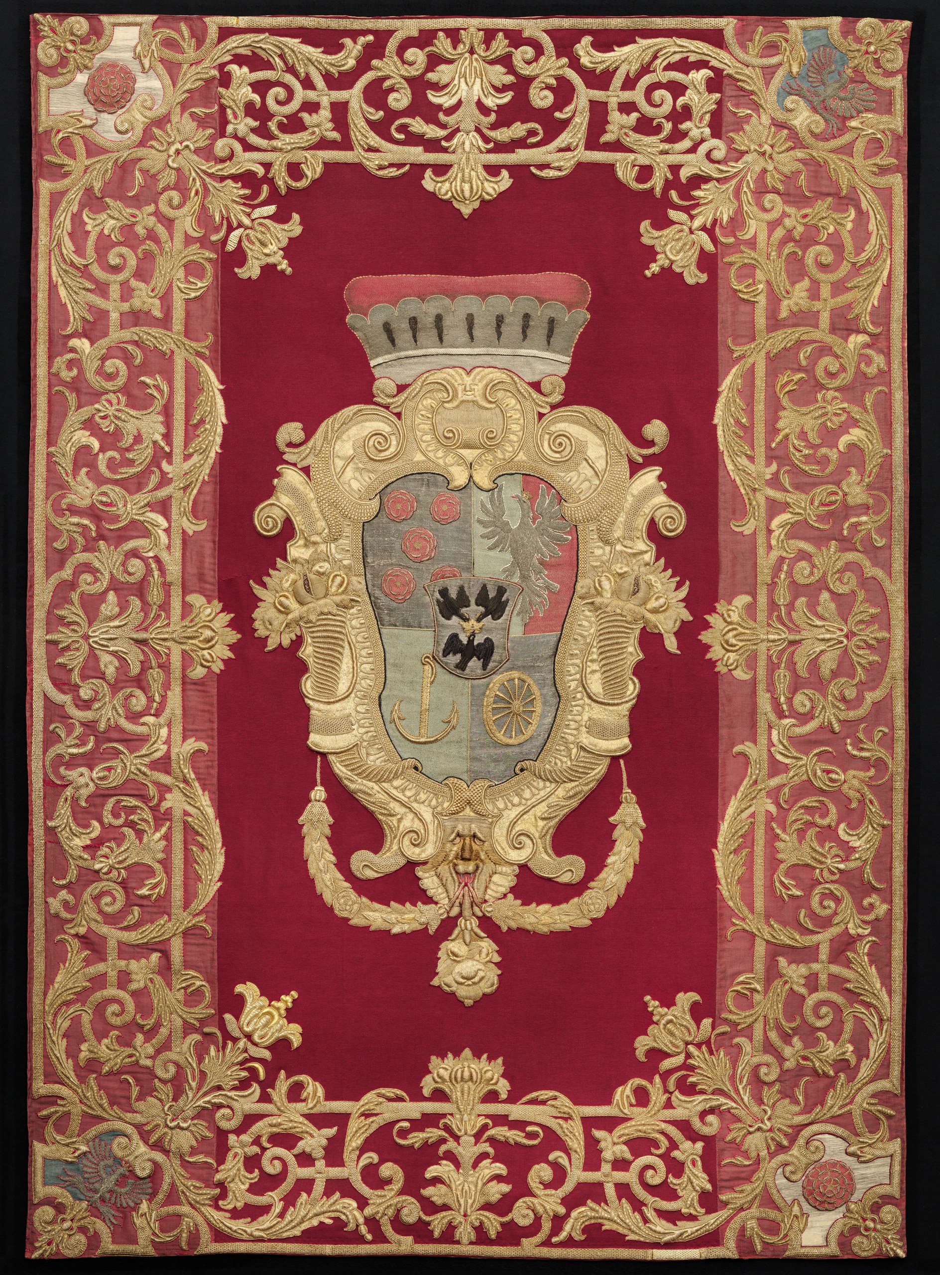 Rote Wappendecke aus Schloss Eggenberg mit Wappen und Goldreliefstickerei